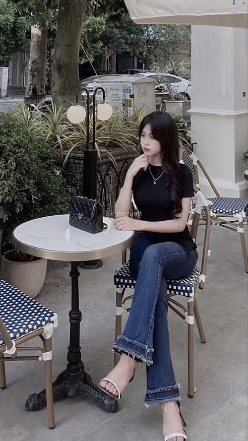 14 Ảnh gái đẹp tôn chân tại quán cà phê với áo đen quần jeans ôm nhẹ và phong cách ngọt ngào