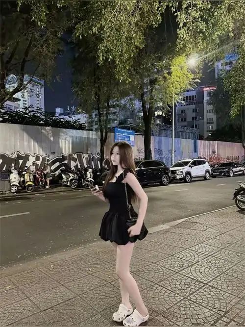 15 Hình hot girl chân dài mặc váy đen ôm dáng giữa phố đêm với góc máy thần thánh và bước chân tự tin
