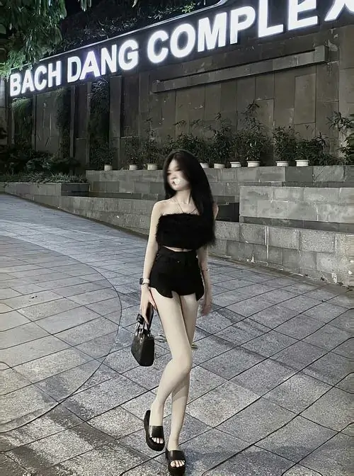 18 Hình gái đẹp tôn chân chụp trước Bach Dang Complex với váy đen ngắn và thần thái vừa ngọt vừa sang