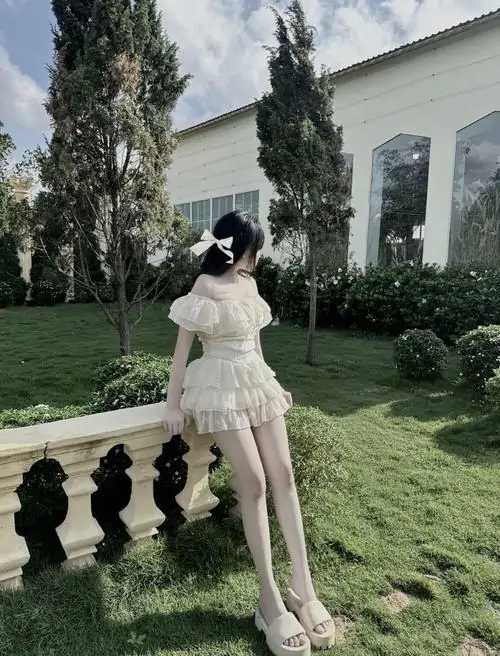 20 Ảnh gái xinh chân dài mặc váy trắng bèo tầng giữa sân vườn rộng với dáng xinh chuẩn mẫu và nền cỏ xanh