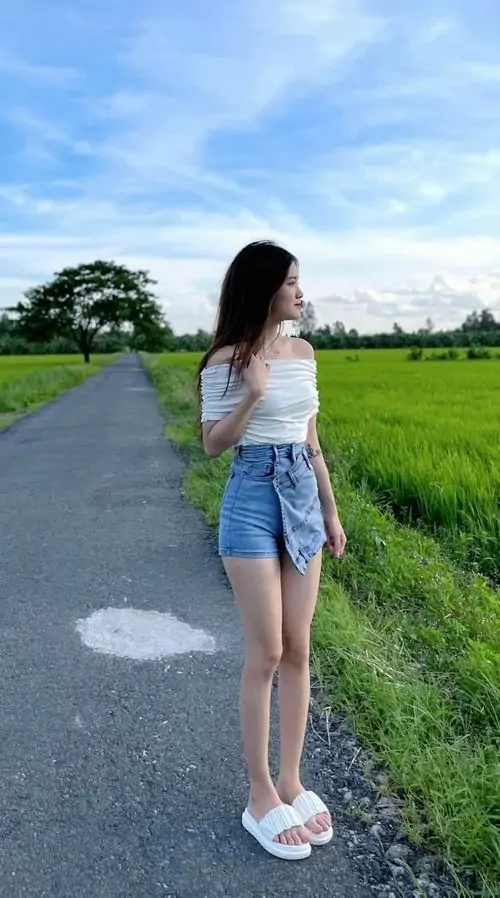 24 Ảnh gái xinh dáng cao đứng trên bãi cỏ với ngoại hình sáng và phong cách năng động đầy sức sống