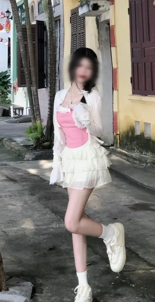 26 Ảnh gái đẹp tôn chân cạnh lan can ven hồ với phong cách ngọt ngào và gương mặt sáng nhìn rất hiền