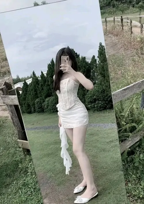 27 Hình gái đẹp chân dài ngồi trên đá tối màu giữa không gian hoang sơ với mái tóc mềm và vóc dáng cân đối