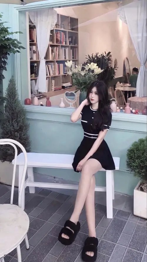 28 Ảnh hot girl chân dài quay lưng trong khu vườn nhỏ với quần short ngắn và bắp chân gọn đầy cuốn hút