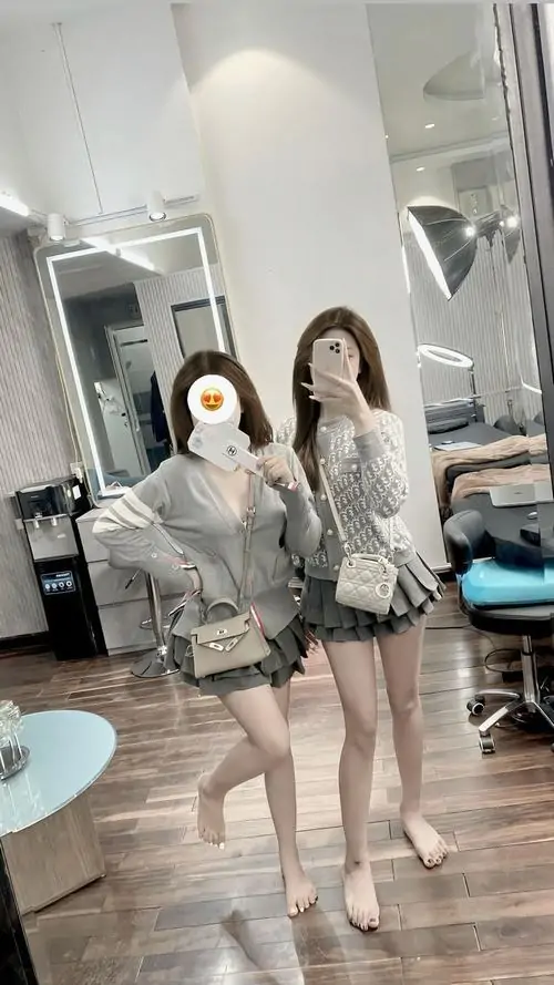 29 Ảnh gái xinh chân dài trong không gian nội thất sáng với váy ngắn ôm dáng và tổng thể trông sang gọn