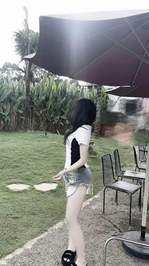 4 Ảnh gái xinh dáng cao bên thảm cỏ với áo trắng váy ngắn đen và góc chụp tôn dáng rất bắt mắt