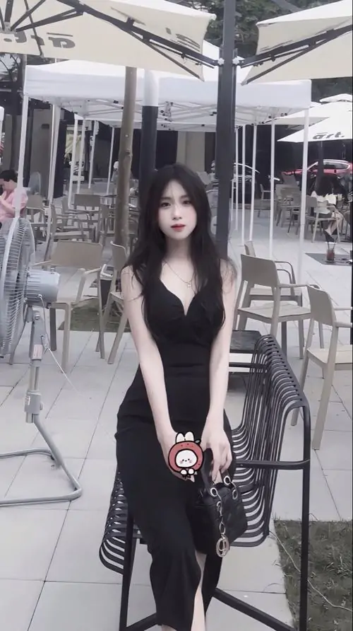 31 Ảnh gái xinh dáng cao giữa khuôn viên nhiều cây lá với sơ mi caro và nét dễ thương rất gần gũi