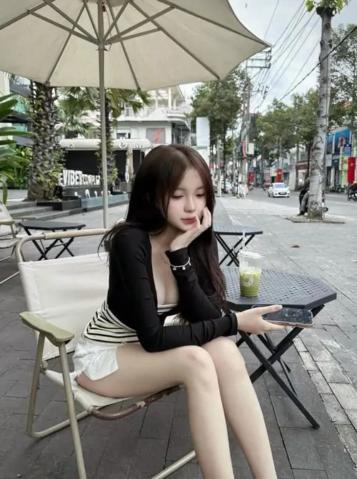 32 Ảnh gái đẹp chân dài ngồi bên hồ xanh với váy đỏ rực và nụ cười duyên làm khung hình thêm nổi bật