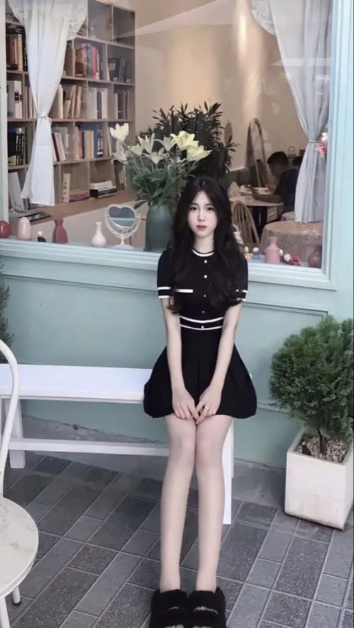 33 Hình gái xinh chân dài tại quán cà phê nhỏ với quần jeans xanh ôm gọn và cảm giác trưởng thành hơn