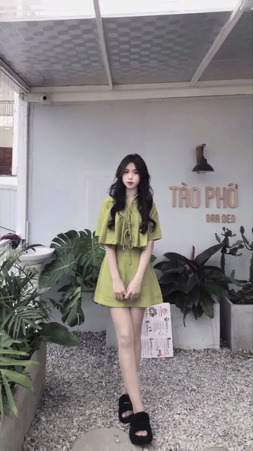 34 Ảnh gái đẹp tôn chân thả dáng trên võng lưới gần biển với váy trắng nhẹ và đường nét mềm mại