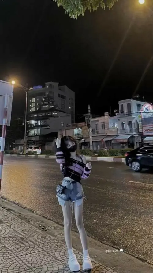 35 Ảnh hot girl chân dài bước giữa phố tối với váy đen ngắn tạo cảm giác sang chảnh nhẹ và rất hút mắt