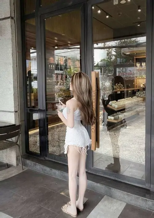 36 Hình gái đẹp chân dài trên con đường xanh mát với dáng đứng thẳng và đùi gọn giúp khung hình thêm thanh