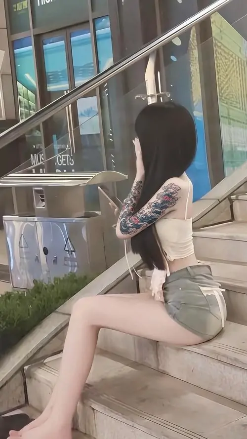 37 Ảnh gái xinh dáng cao bên cửa kính trung tâm với váy đen ngắn và hông cân đối nhìn rất ra dáng