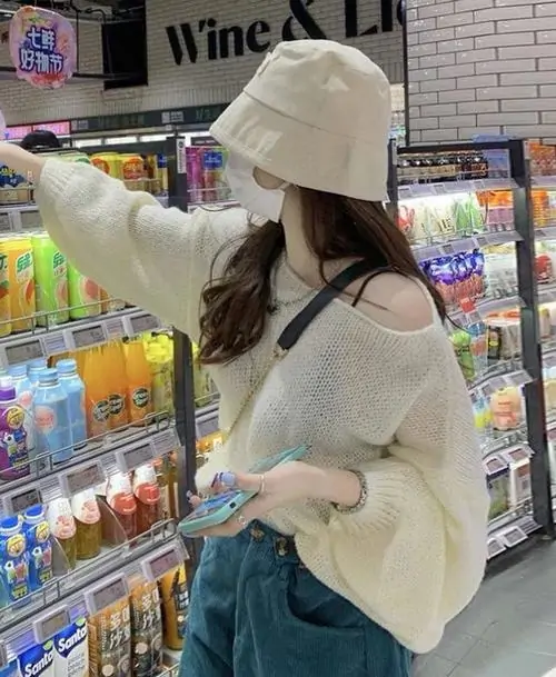 10 Trong cửa hàng tiện lợi, cô gái đội mũ trắng và xoay người sang ngang khi với tay lấy đồ trên kệ, phần mặt bị vành mũ cùng góc quay sau vai che kín, bức hình gợi đúng chất che mặt mà vẫn xinh và rất tự nhiên