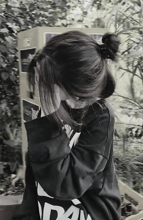 13 Ảnh nữ cá tính chụp tông đen trắng, cúi đầu sát cổ áo và để tóc rơi che toàn bộ khuôn mặt, hai tay ôm sát người làm khung hình thêm trầm, hợp gu ảnh gái đẹp bí ẩn với cảm giác lặng mà vẫn có lực hút