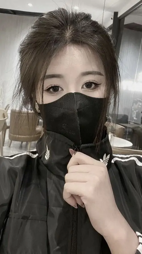 15 Hình nàng lạnh là cận cảnh selfie với khẩu trang đen che nửa dưới gương mặt, đôi mắt nhìn thẳng và tóc buộc gọn giúp bố cục tập trung mạnh vào ánh mắt, tạo cảm giác sắc sảo, hiện đại và rất dễ lên vibe Pinterest