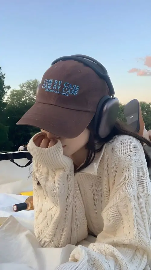 17 Ảnh gái đẹp chụp ngoài trời với mũ lưỡi trai nâu, xoay mặt sang ngang để vành mũ đổ bóng kín vùng mắt và sống mũi, mái tóc buộc thấp khiến tổng thể thanh thoát, gợi đúng kiểu ảnh gái xinh lạnh lùng che mặt