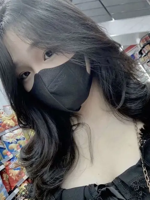 28 Cận cảnh cô gái tóc xám đeo khẩu trang đen, xoay mặt chéo để nửa gương mặt còn lại chìm sau lớp tóc dày, cách che kép bằng tóc và khẩu trang làm ảnh có vẻ sắc lạnh, hiện đại và cực kỳ ăn hình