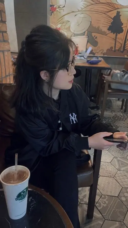 29 Ảnh gái che mặt ngồi trong quán tối với mái tóc đen dài buông xuống phía trước, gương mặt nghiêng hẳn vào khoảng khuất nên gần như không thấy nét nào, bức hình tạo cảm giác riêng tư, trầm và hợp mood xem ban đêm