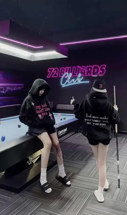 9 Bộ ảnh gái xinh chơi bida nghệ thuật gồm streetwear, váy ngắn và pose cúi ngắm