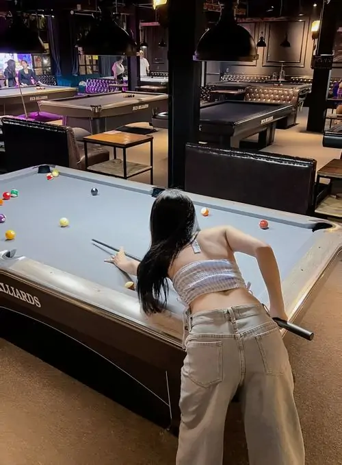 10 Ảnh gái xinh chơi bida đẹp cá tính giữa bàn pool, đèn trần và outfit ôm dáng