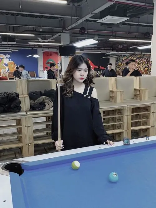 15 Ảnh gái đẹp cầm cơ bida nổi bật giữa ánh đèn, nền xanh và vẻ tự tin