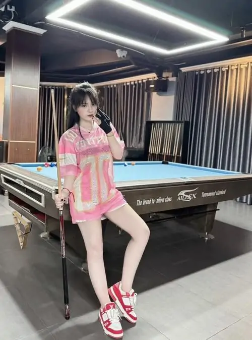 16 Ảnh gái xinh đánh bida khiến không gian câu lạc bộ trở thành phông nền đầy mê lực