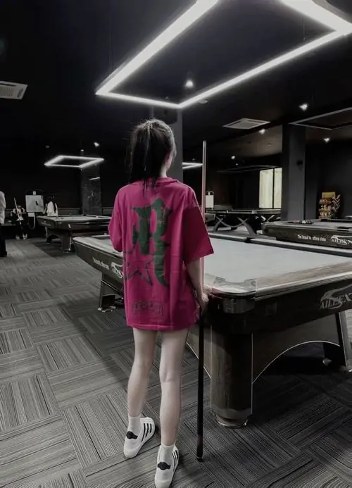 18 Ảnh gái xinh chơi pool khoe dáng với cơ bida, bàn xanh và ánh mắt sắc