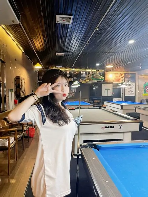 4 Ảnh gái xinh chơi bida lỗ với váy body, croptop và thần thái lạnh lùng