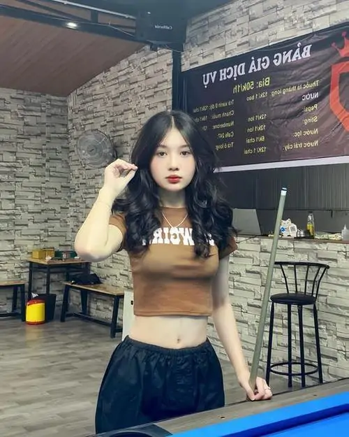 8 Ảnh gái xinh chơi billiards trong quán bida nổi bật nhờ ánh đèn và góc nghiêng