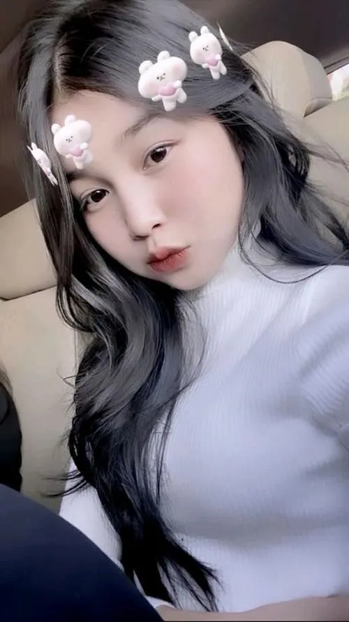 11 Ảnh gái xinh mặt đáng yêu với tóc mái thưa và ánh nhìn trong trẻo làm bức hình dịu hẳn đi