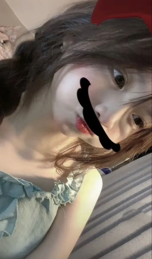 13 Ảnh hot girl chu môi ngoài trời bắt nắng nhẹ làm nổi má phúng phính và thần thái ngọt ngào