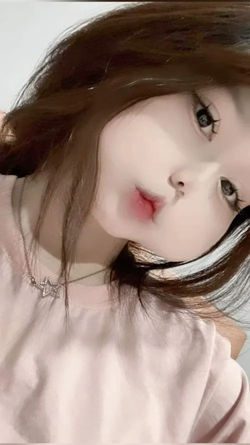 15 Một góc chụp gần làm bật ánh nhìn trong trẻo và gương mặt baby của cô gái đang chu môi