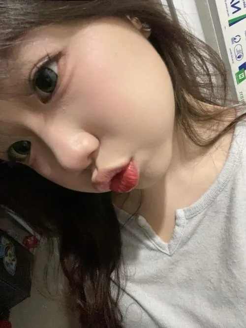 16 Gái xinh làm nũng trong ảnh selfie với nét nũng nịu vừa đủ khiến tổng thể trông mềm và xinh