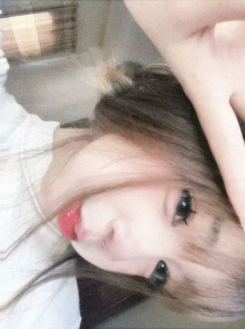 18 Ảnh gái xinh chu mỏ trong góc chụp cận mặt mang nét gần gũi và cảm giác ngọt ngào rất rõ