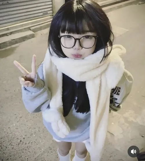 19 Gái đẹp môi cong nghiêng đầu nhẹ bên cửa sổ tạo cảm giác trẻ trung và gần gũi rất vừa mắt