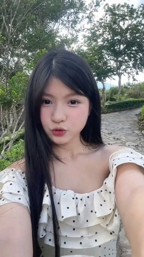 2 Gái xinh làm nũng trước máy ảnh với tóc buộc hai bên khiến tổng thể nhìn trẻ trung hơn hẳn