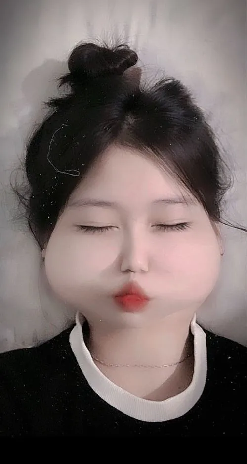 21 Ảnh gái xinh mặt đáng yêu chụp nghiêng nhẹ làm nổi bật cằm thon và cảm giác dễ thương rõ rệt