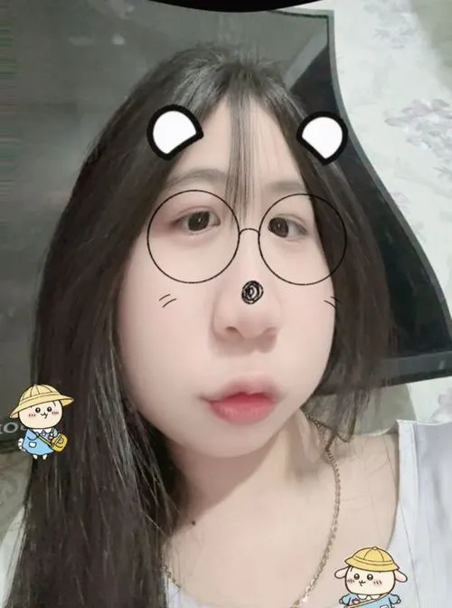 22 Gái đẹp môi cong đứng bên rèm cửa với vẻ tinh nghịch khiến bức ảnh nhìn mãi vẫn không chán