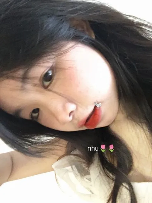 23 Một cô gái duck face trước gương với filter tai thỏ khiến bức hình thêm vui và rất hút mắt