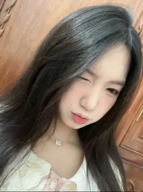 25 Hot girl chu môi trước gương với má phúng phính khiến tổng thể trông tinh nghịch mà vẫn cực duyên