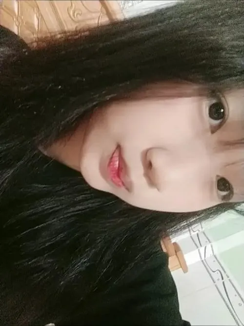 26 Một khoảnh khắc gái xinh mặt đáng yêu nhìn thẳng máy ảnh khoe đôi môi và vẻ ngọt lịm tự nhiên