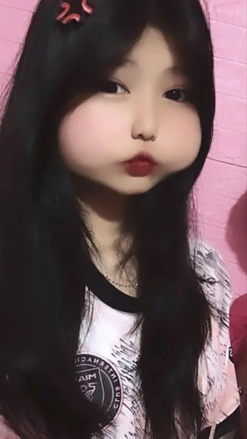 27 Ảnh gái xinh chu môi cùng mái tóc buông nhẹ mang lại cảm giác gần gũi và trẻ trung rất rõ