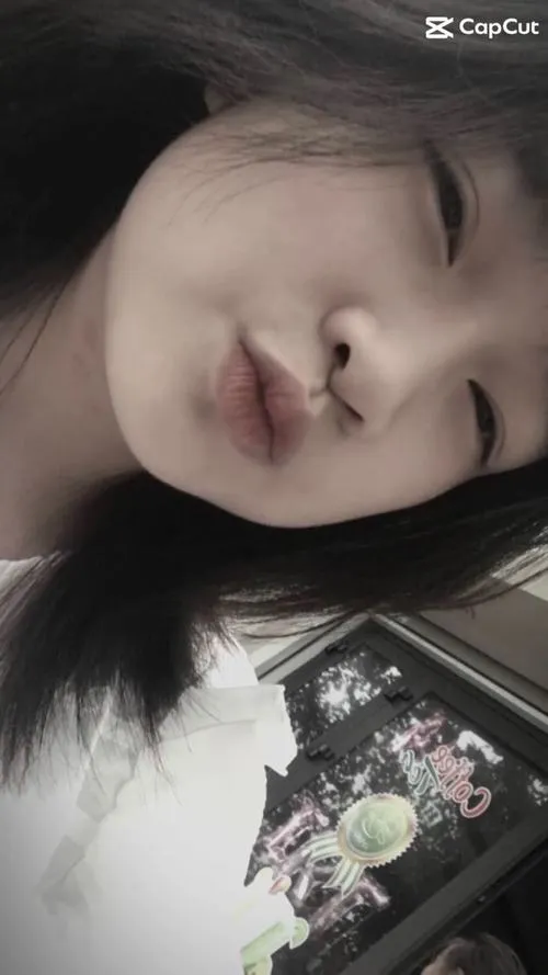 28 Ảnh gái đẹp môi cong giữa ánh sáng mềm làm bật làn da mịn và vẻ tinh nghịch rất tự nhiên