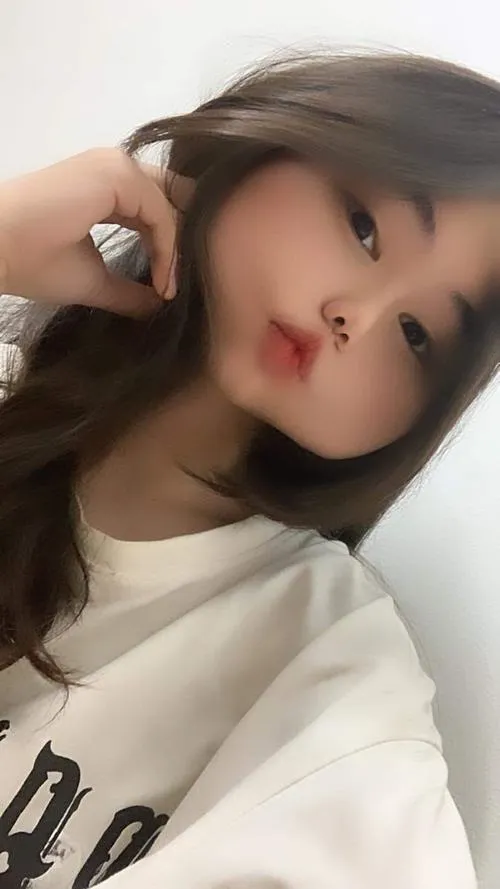 29 Ảnh gái xinh làm nũng trước gương với ánh mắt long lanh khiến tổng thể vừa mềm vừa hút nhìn