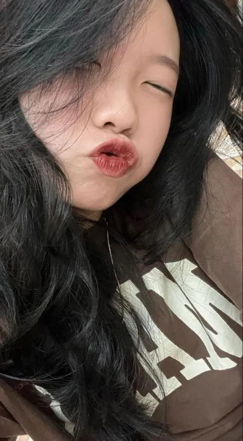 3 Một khung selfie bắt trọn môi căng mọng và thần thái ngọt ngào của cô gái giữa nền sáng nhẹ