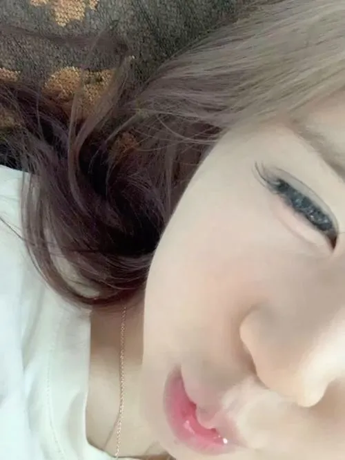 30 Duck face trên gương mặt cô gái đi cùng má phúng phính tạo ra vẻ dễ thương rất khó rời mắt