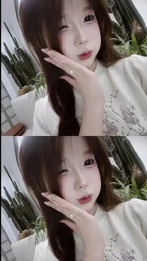 5 Gái xinh chu môi bên ô kính với nét nhí nhảnh và ánh mắt long lanh tạo cảm giác rất có hồn