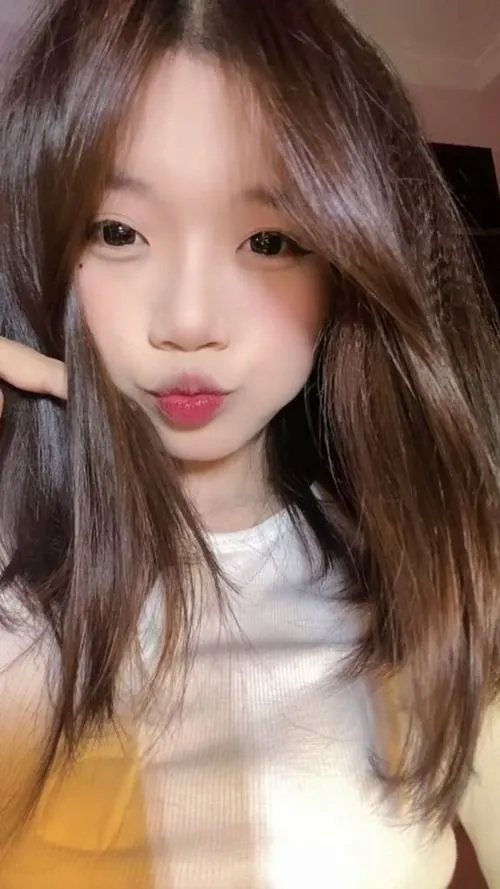 7 Một cô gái selfie với filter tai mèo và má phúng phính tạo nên khung hình vừa vui mắt vừa đáng yêu