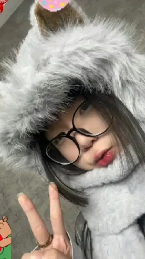 8 Ảnh gái xinh chu môi bên nền tường sáng khoe đôi môi và nét trong trẻo đầy nữ tính